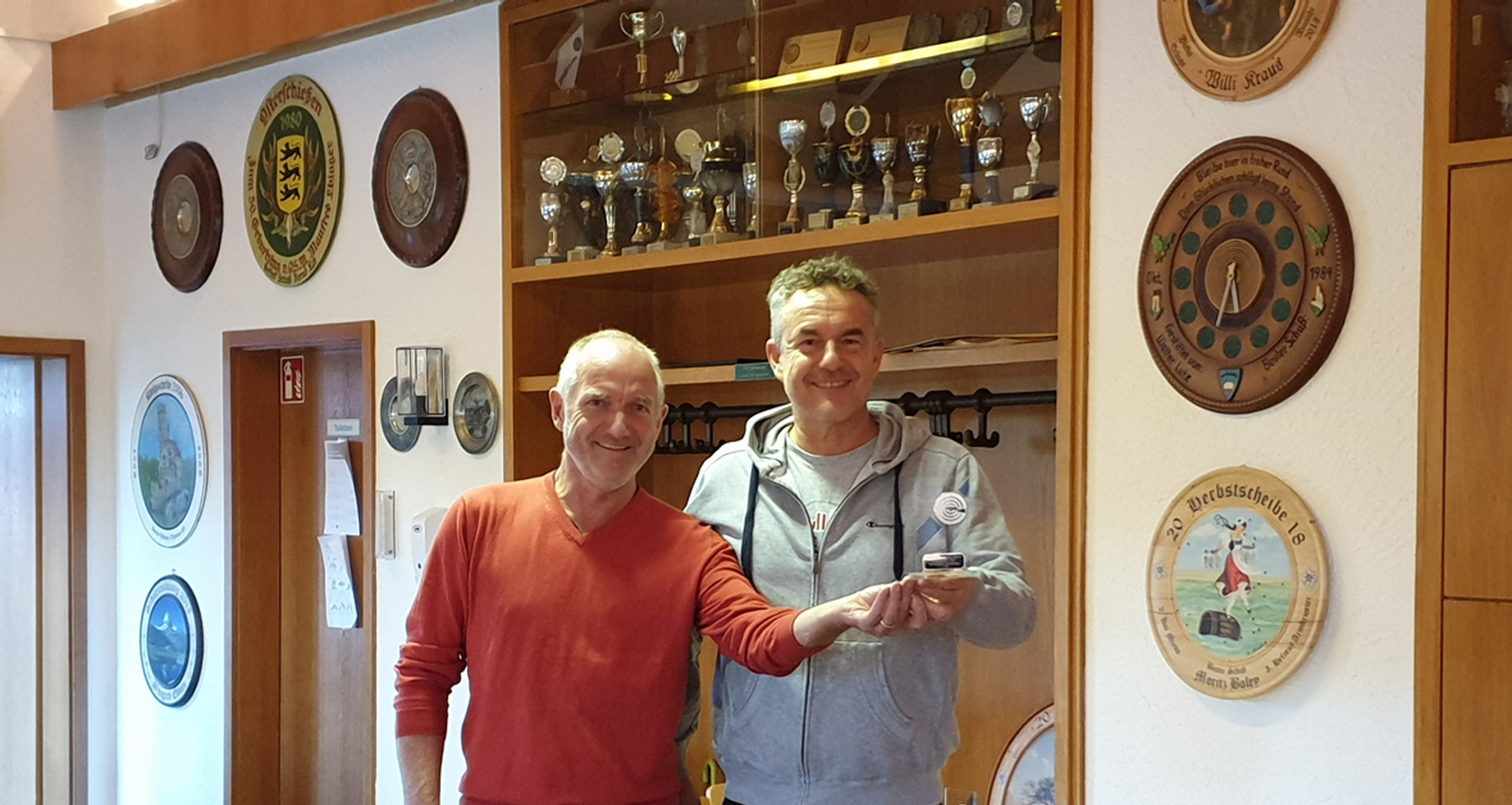 Jogi Mayer und Voker Bertsch mit dem Pokal
